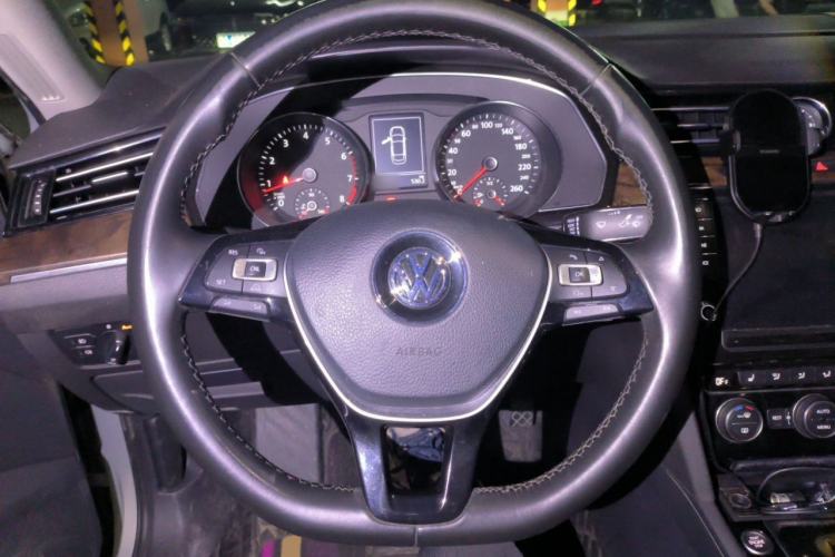 Used Volkswagen Magotan 2017 380TSI DSG Luxury Model Steering Wheel