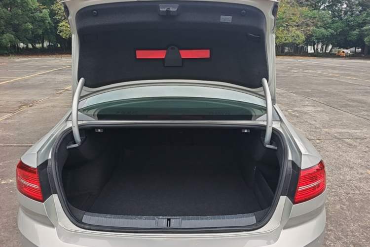 Used Volkswagen Magotan 2017 330TSI DSG Luxury Model Trunk