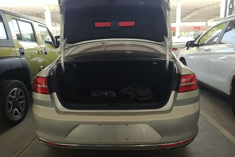 Used Volkswagen Magotan 2017 330TSI DSG Luxury Model Trunk