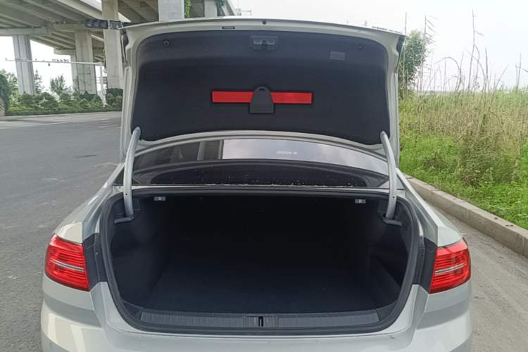 Used Volkswagen Magotan 2017 330TSI DSG Leading Model Trunk