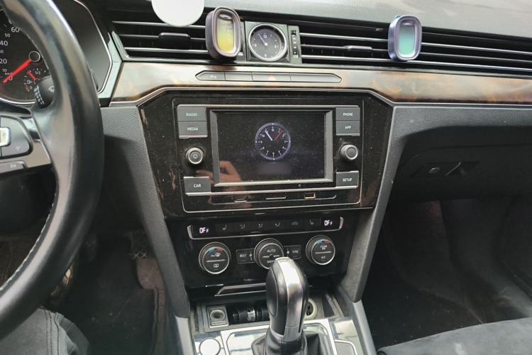 Used Volkswagen Magotan 2018 330TSI DSG Luxury Model Audio And AC Panel