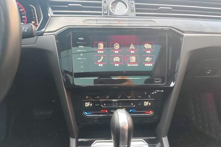 Used Volkswagen Magotan 2018 280TSI DSG Leading Model Audio And AC Panel
