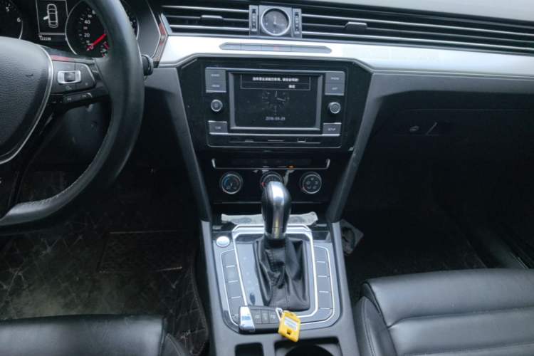 Used Volkswagen Magotan 2018 330TSI DSG Advanced Model Audio And AC Panel