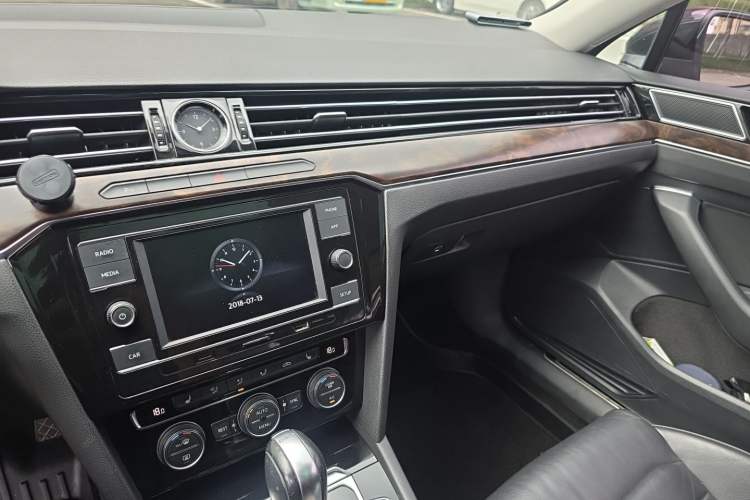 Used Volkswagen Magotan 2018 Facelift 330TSI DSG Luxury Model Audio And AC Panel