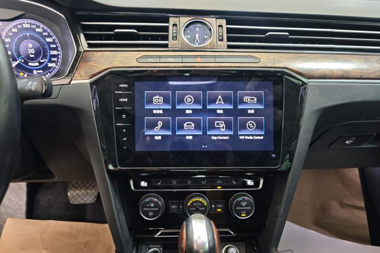 Used Volkswagen Magotan 2018 330TSI DSG Luxury Model Audio And AC Panel