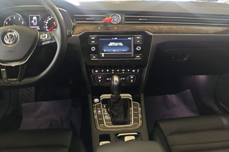 Used Volkswagen Magotan 2018 Facelift 330TSI DSG Luxury Model Audio And AC Panel