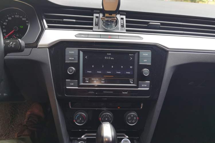 Used Volkswagen Magotan 2018 330TSI DSG Advanced Model Audio And AC Panel