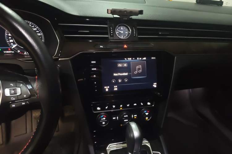 Used Volkswagen Magotan 2018 Facelift 330TSI DSG Luxury Model Audio And AC Panel