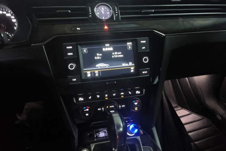 Used Volkswagen Magotan 2018 330TSI DSG Luxury Model Audio And AC Panel