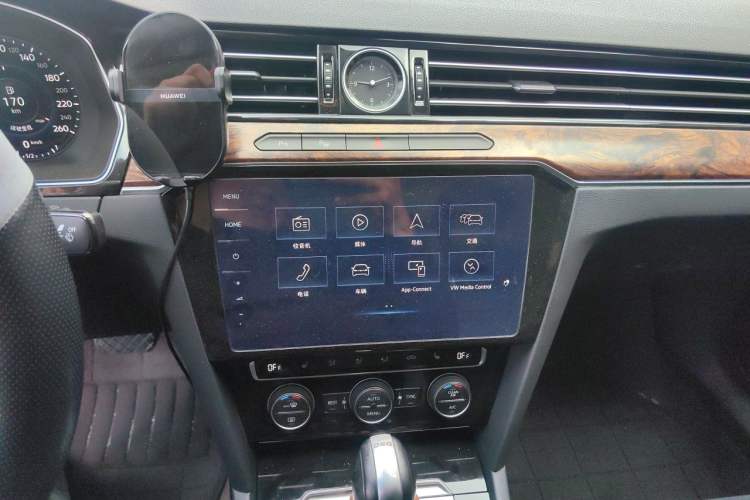 Used Volkswagen Magotan 2018 330TSI DSG Luxury Model Audio And AC Panel