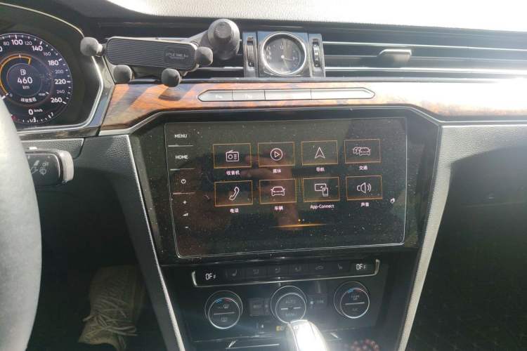 Used Volkswagen Magotan 2018 330TSI DSG Luxury Model Audio And AC Panel
