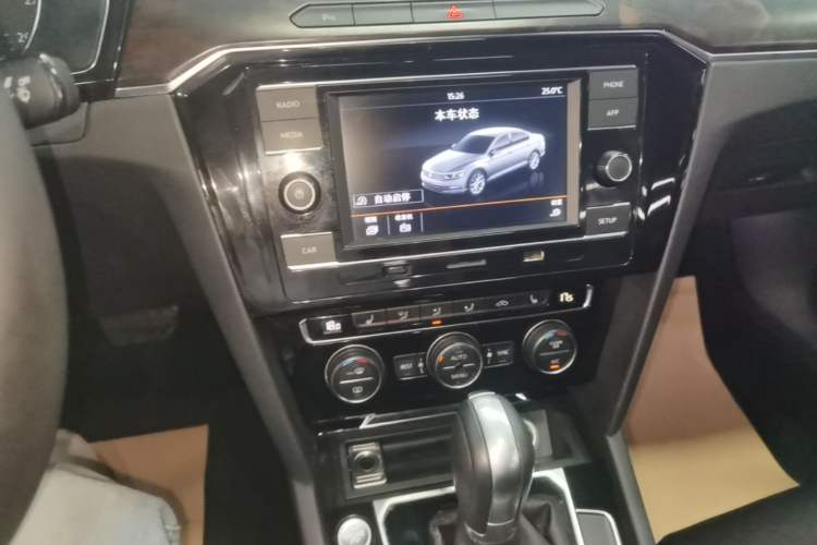 Used Volkswagen Magotan 2018 Facelift 330TSI DSG Luxury Model Audio And AC Panel