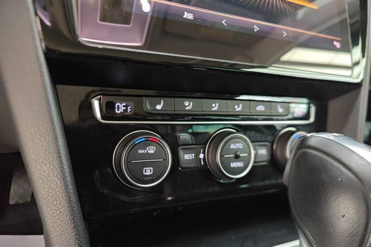 Used Volkswagen Magotan 2018 330TSI DSG Luxury Model Audio And AC Panel