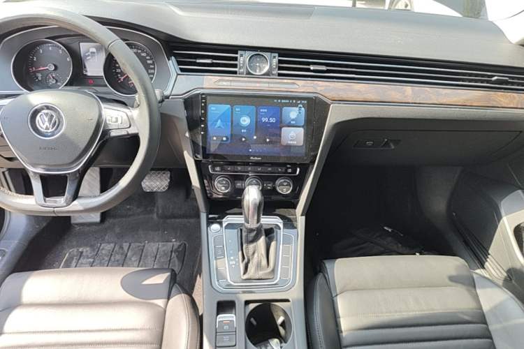 Used Volkswagen Magotan 2018 Facelift 330TSI DSG Luxury Model Audio And AC Panel