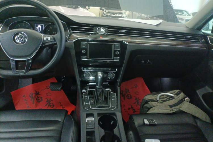 Used Volkswagen Magotan 2018 Facelift 330TSI DSG Luxury Model Audio And AC Panel