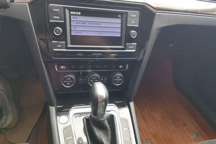Used Volkswagen Magotan 2018 330TSI DSG Luxury Model Audio And AC Panel