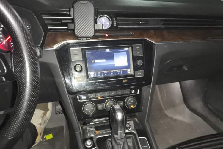 Used Volkswagen Magotan 2018 330TSI DSG Luxury Model Audio And AC Panel