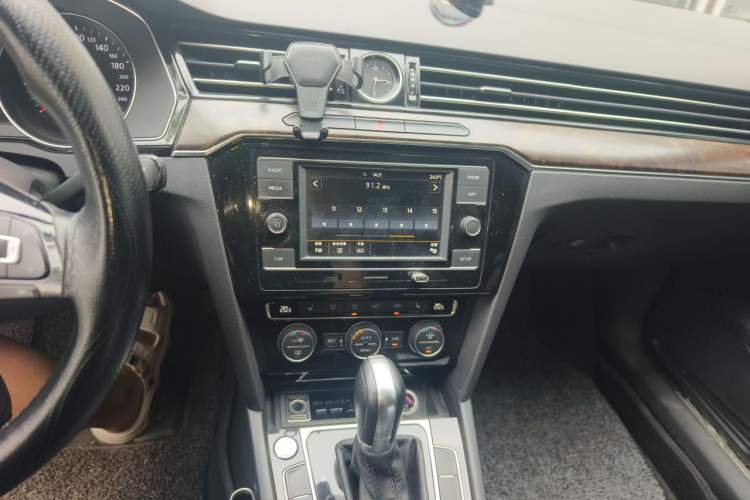 Used Volkswagen Magotan 2018 330TSI DSG Luxury Model Audio And AC Panel