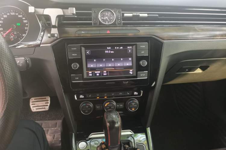Used Volkswagen Magotan 2018 330TSI DSG Luxury Model Audio And AC Panel