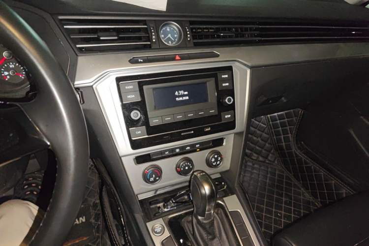 Used Volkswagen Magotan 2018 330TSI DSG Comfort Model Audio And AC Panel