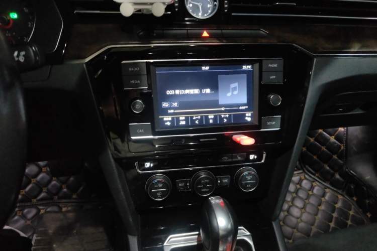Used Volkswagen Magotan 2018 330TSI DSG Luxury Model Audio And AC Panel