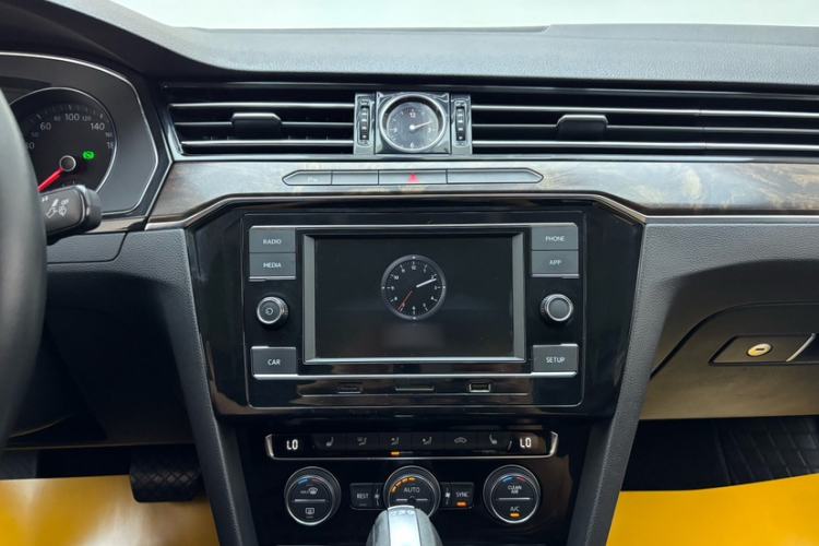 Used Volkswagen Magotan 2018 Facelift 330TSI DSG Luxury Model Audio And AC Panel