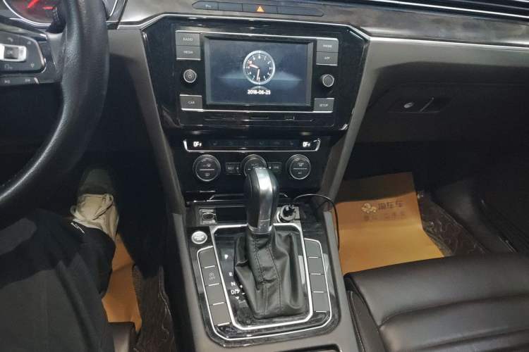 Used Volkswagen Magotan 2018 Facelift 330TSI DSG Luxury Model Audio And AC Panel