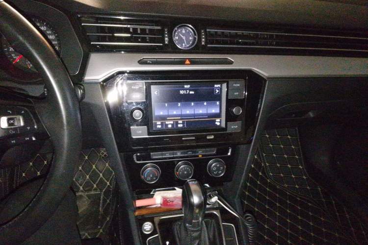 Used Volkswagen Magotan 2018 Facelift 330TSI DSG Luxury Model Audio And AC Panel