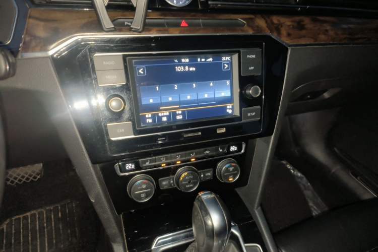 Used Volkswagen Magotan 2018 Facelift 330TSI DSG Luxury Model Audio And AC Panel
