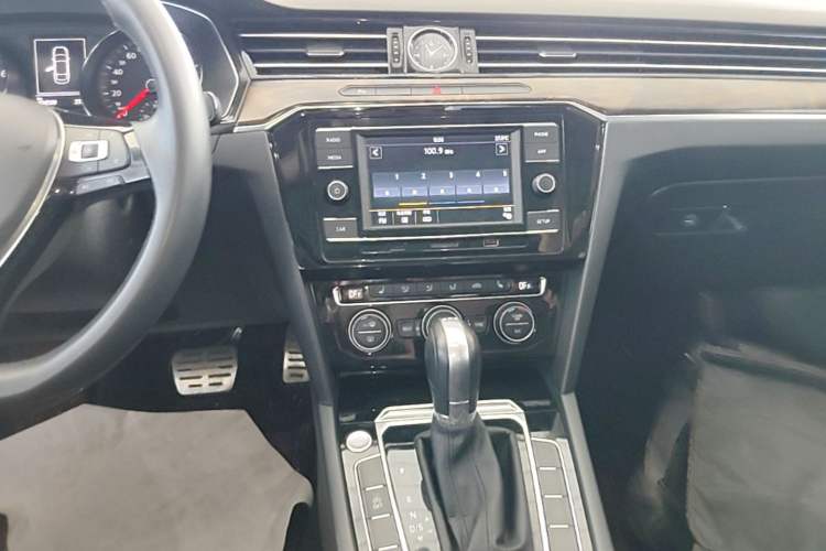 Used Volkswagen Magotan 2018 Facelift 330TSI DSG Luxury Model Audio And AC Panel