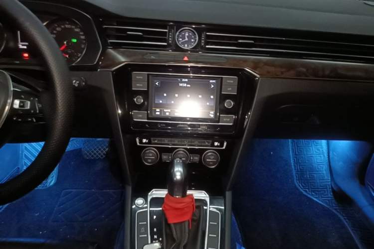 Used Volkswagen Magotan 2018 Facelift 330TSI DSG Luxury Model Audio And AC Panel