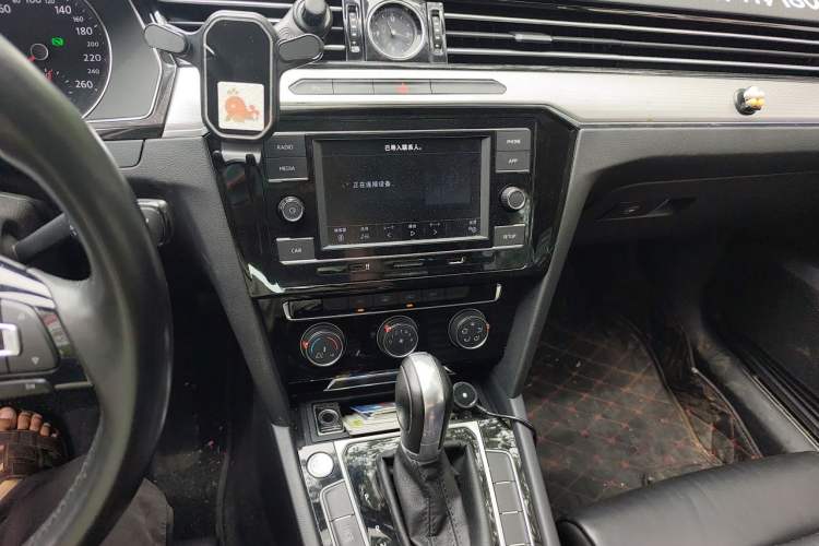 Used Volkswagen Magotan 2018 330TSI DSG Advanced Model Audio And AC Panel