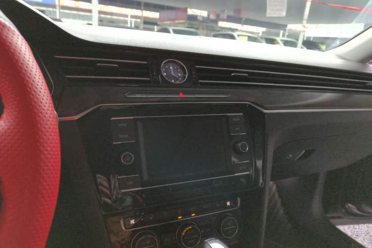Used Volkswagen Magotan 2018 Facelift 330TSI DSG Luxury Model Audio And AC Panel