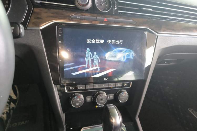 Used Volkswagen Magotan 2018 Facelift 330TSI DSG Luxury Model Audio And AC Panel