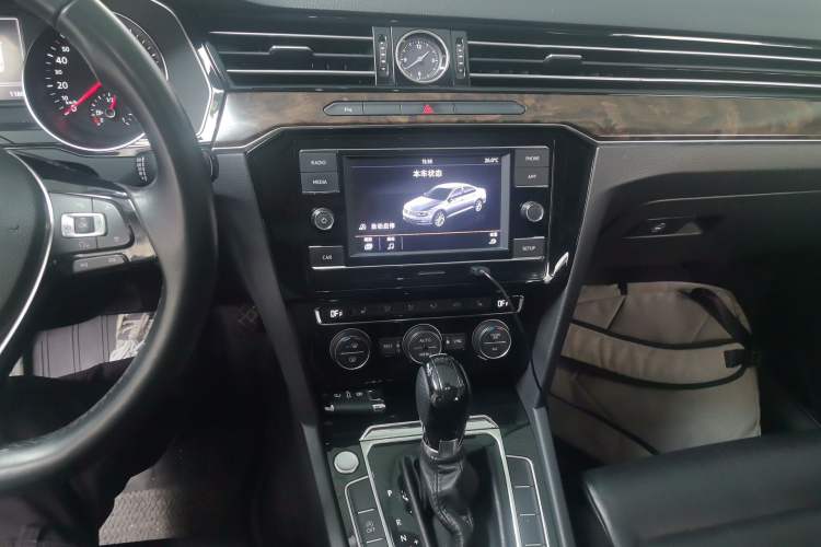 Used Volkswagen Magotan 2018 Facelift 330TSI DSG Luxury Model Audio And AC Panel