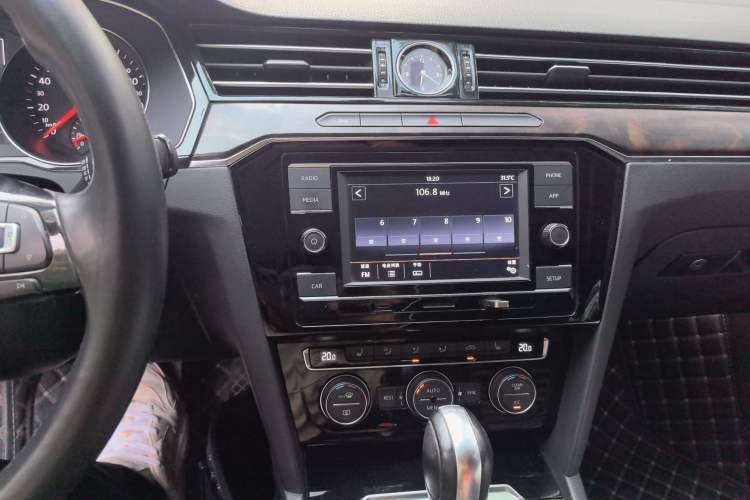 Used Volkswagen Magotan 2018 Facelift 380TSI DSG Luxury Version Audio And AC Panel