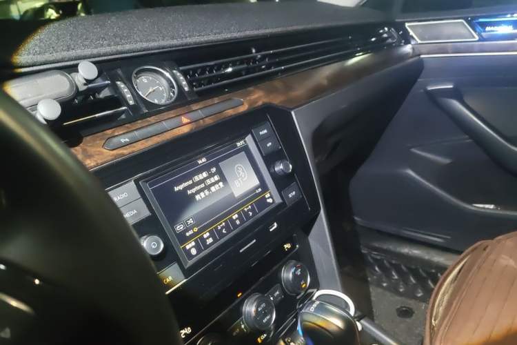 Used Volkswagen Magotan 2018 330TSI DSG Luxury Model Audio And AC Panel