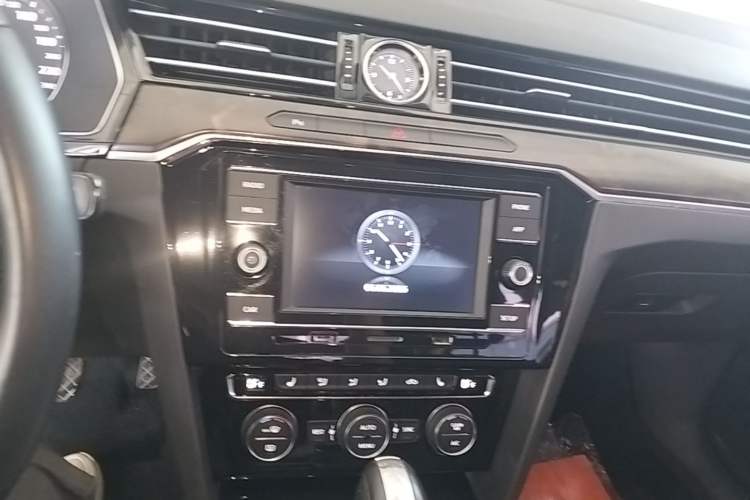 Used Volkswagen Magotan 2018 Facelift 330TSI DSG Luxury Model Audio And AC Panel