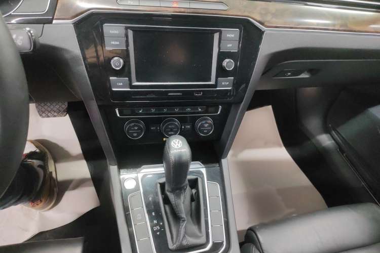 Used Volkswagen Magotan 2018 Facelift 330TSI DSG Luxury Model Audio And AC Panel