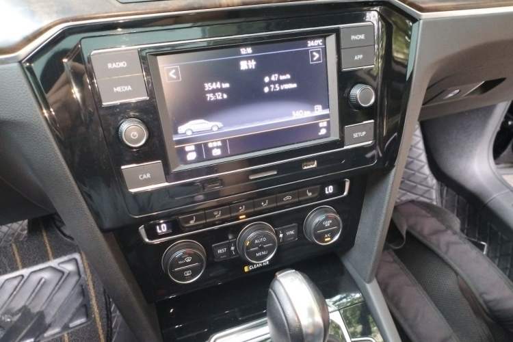 Used Volkswagen Magotan 2018 Facelift 330TSI DSG Luxury Model Audio And AC Panel