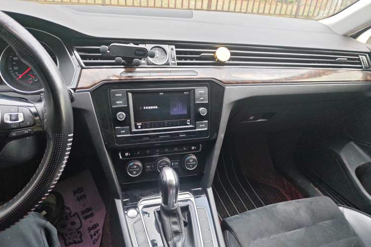 Used Volkswagen Magotan 2018 330TSI DSG Luxury Model Audio And AC Panel