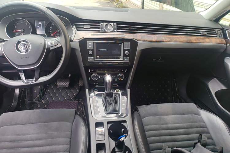 Used Volkswagen Magotan 2018 330TSI DSG Luxury Model Audio And AC Panel
