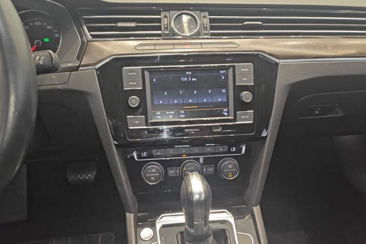 Used Volkswagen Magotan 2018 330TSI DSG Luxury Model Audio And AC Panel