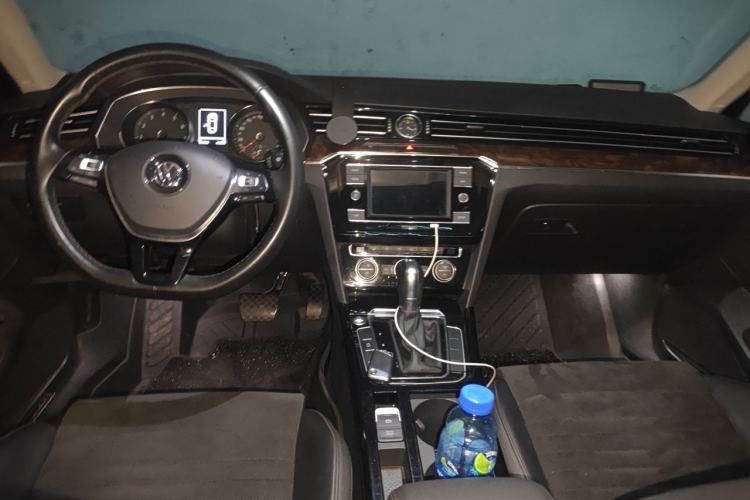 Used Volkswagen Magotan 2018 330TSI DSG Luxury Model Center Console