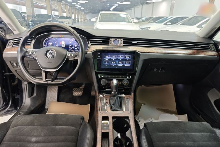 Used Volkswagen Magotan 2018 330TSI DSG Luxury Model Center Console