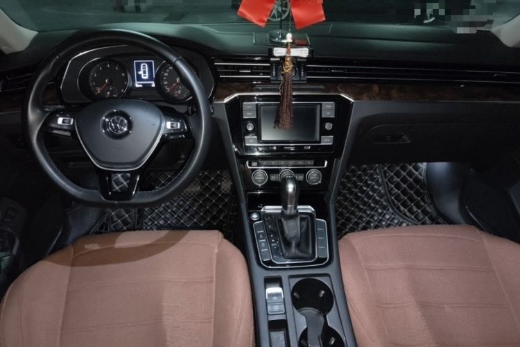 Used Volkswagen Magotan 2018 330TSI DSG Luxury Model Center Console