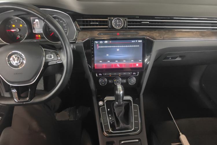 Used Volkswagen Magotan 2018 330TSI DSG Luxury Model Center Console