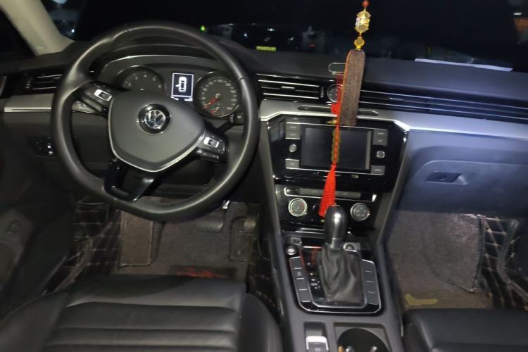 Used Volkswagen Magotan 2018 280TSI DSG Leading Model Center Console