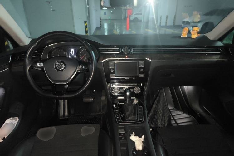 Used Volkswagen Magotan 2018 330TSI DSG Luxury Model Center Console