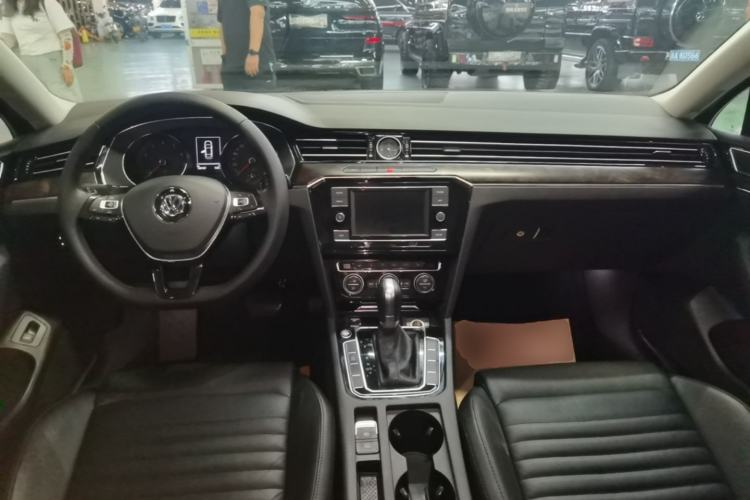 Used Volkswagen Magotan 2018 Facelift 330TSI DSG Luxury Model Center Console